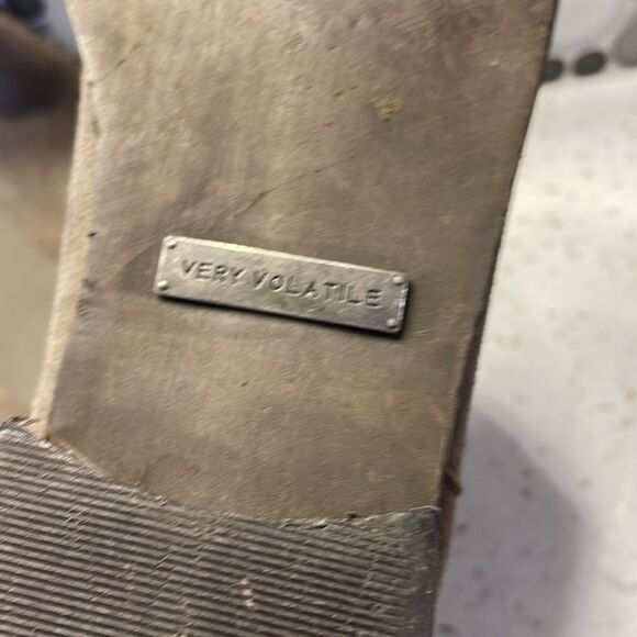 VERY Volatile woman’s grey suede boots - Picture 11 of 13